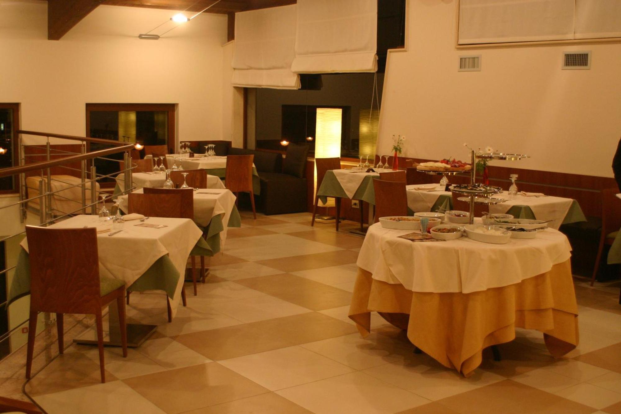 Hermes Hotel Поликоро Екстериор снимка