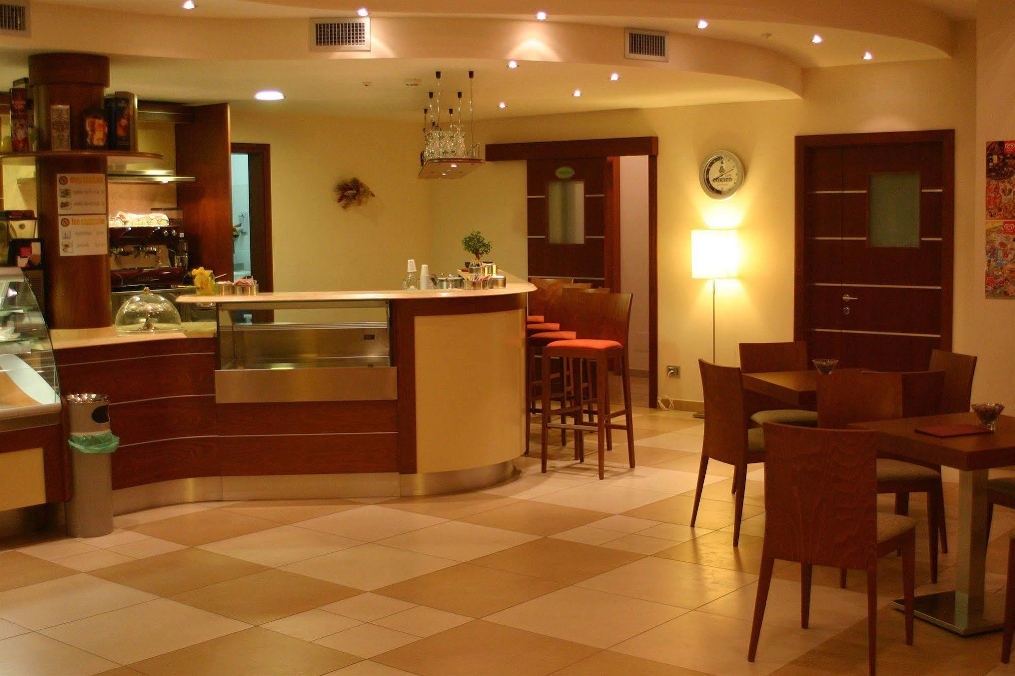 Hermes Hotel Поликоро Екстериор снимка
